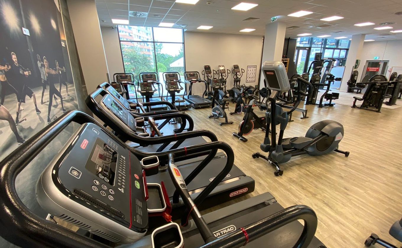 Strefa cardio z bieżniami i orbitrekami w RIO TOP GYM
