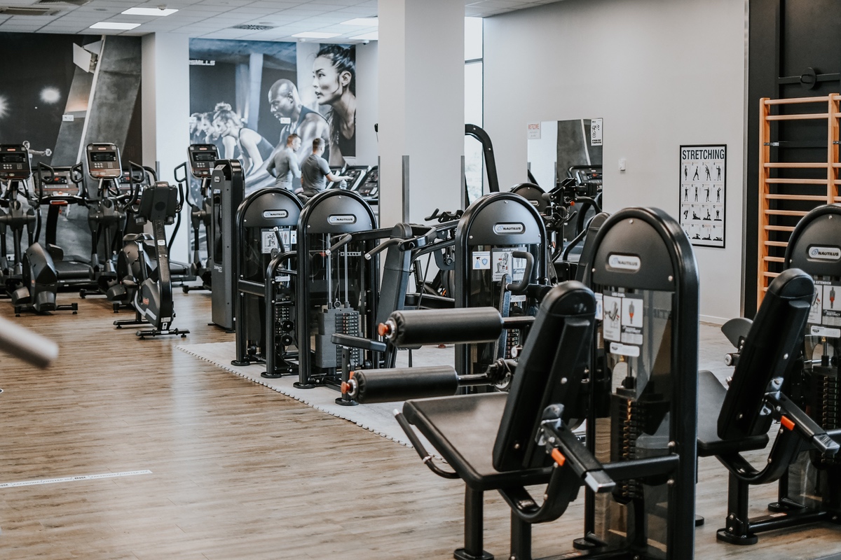 Strefa maszyn w siłowni RIO TOP GYM na Grabiszyńskiej we Wrocławiu